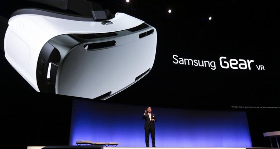 DJ Lee, vice presidente esecutivo di Samsung, presenta l&#39;attesissimo visore Gear VR (Ap)